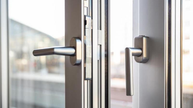 Verre feuillet&eacute; ou tremp&eacute;, quelle r&eacute;sistance pour une porte-fen&ecirc;tre au quotidien ?