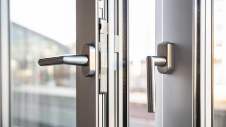 Verre feuillet&eacute; ou tremp&eacute;, quelle r&eacute;sistance pour une porte-fen&ecirc;tre au quotidien ?